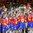 La selección española celebra en el podio de los campeones el oro logrado en el Europeo tras ganar en la final a Suecia. ANTONIO BAT