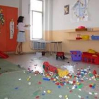 Las profesoras recogen los destrozos que se han encontrado la mañana del jueves al llegar al colegio