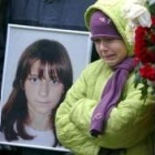 Una niña llora en el funeral de Kristina Kurbatova en Moscú