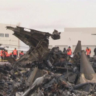 Restos del avión de pasajeros Boeing 737-500 que se estrelló ayer en el aeropuerto de la ciudad de Kazán