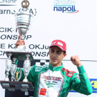 David Vidales en el podio con el trofeo que le acredita como tercer clasificado en el Europeo. DL