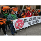 Concentración de apoyo al propietario de la vivienda subastada ayer en los juzgados de Ponferrada por no pagar la hipoteca.