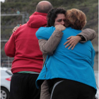 Las familias que se reunieron en la bocamina despiden hoy a los seis mineros fallecidos el lunes.
