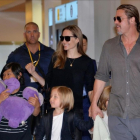 Una imagen de Pitt y Jolie con sus hijos.