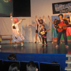 Una instante de la representación de «Grease», que llenó la casa de cultura.