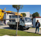 Un alumno se dispone a cambiar cables junto al centro cívico de Nava, en sus prácticas de electricidad.