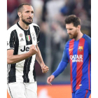 Giorgio Chiellini celebra el tercer gol ante un Lionel Messi cariacontecido. DI MARCO