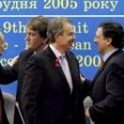 El presidente ucraniano Viktor Yushchenko saluda a Javier Solana mientras Blair lo hace con Barroso