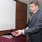 Alberto Gonzalo, director general de HCC, con el proyecto de ejecución del circuito que entregó ayer