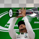 Hamilton, en el podio de Shanghái, tras ganar este domingo el GP de F-1 de China.