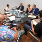 La presidenta del Imfe, Rosa Luna, reunida ayer con varios representantes del Círculo Empresarial Leonés en el Bierzo.
