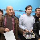 Tino Rodríguez, con el  carbón, entre Manuel Ángel Rey y Mari Paz Martínez, con la carta.
