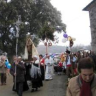 Las mujeres, vestidas con trajes tradicionales, llevaron a la Virgen