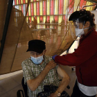 Más de 600 personas mayores de 80 se vacunaron ayer en el Palacio de Exposiciones. MARCIANO PÉREZ