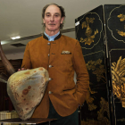 El artista Lolo Zapico, tras una de sus creaciones. CUEVAS