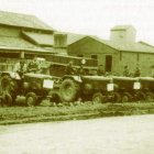 La fotografía muestra los primeros tractores que se expusieron en la Feria de Valencia de Don Juan en el año 1957.