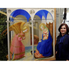 La restauradora del Prado con ‘La Anunciación’. CARLOS PÉREZ