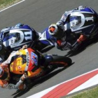 Imagen de la dura pugna entre las dos Yamaha de Lorenzo y Spies contra la Honda de Stoner.
