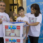 Rubén y sus padres con las cajas de firmas recogidas en su apoyo