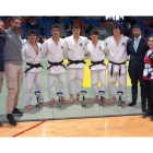 Los judocas del Club Kyoto al término de la competición con su entrenadora Sara Terán. DL