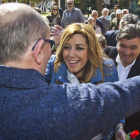 La candidata socialista a la Presidencia de la Junta, Susana Díaz (c), saluda a su llegada a un mitin celebrado hoy en la Casa Colón de Huelva.