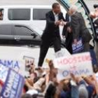 Obama saluda a sus seguidores a su llegada a un acto electoral en Indianápolis