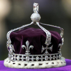 La corona de la reina de Inglaterra, con el diamante Koh-i-Noor incrustado en la parte delantera.