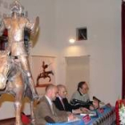 Juan Carlos Vázquez, en primer término, modera el debate con Ajenjo