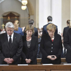 Gauck, su pareja, Merkel y Stanislaw Tillich, en la ceremonia por las víctimas de Múnich. A. WARMUTH