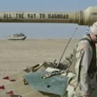 Un soldado estadounidense en el desierto de Kuwait. Su tanque está preparado para llegar a Bagdad