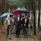 Suárez-Quiñones, acompañado por autoridades locales, ayer, en su visita al centro de Robledo.