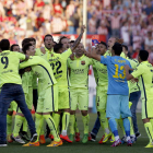 El Barcelona celebra sobre el césped del Calderón el título de Liga.