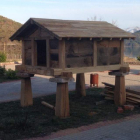 El nuevo hórreo ubicado en la plaza Cimadevilla.