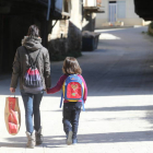 Una madre acompaña a su hijo al colegio. DE LA MATA.