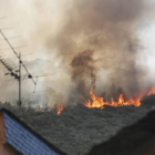 El incendio que arrasa La Cabrera ha obligado a desalojar a los vecinos de Santa Eulalia y Villarino.