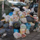 La basura rebasa los contenedores que están rodeados por bolsas, que serán las primeras en ser recog