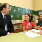 El presidente de la Junta se sentó en los pupitres del García Yebra