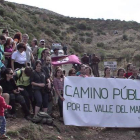 Los excursionistas, convocados por Ecologistas en Acción, desplegaron una pancarta de protesta.