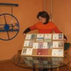 Bibi Rodríguez, presidenta de la asociación de alzhéimer, muestra las tarjetas navideñas