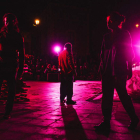 Imagen del final actos de la ópera urbana que se estrenó el sábado en la plaza de Santo Martino. GABRIEL SANTOS