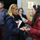 Noelia Álvarez recogió las peticiones de los vecinos de Pinilla. DL