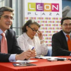 Javier Manzanedo, Maite Martínez y Manuel Ángel Fernández, instantes antes de la firma del convenio.