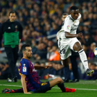 Vinicius, al que se agarra el madridismo, supera a Busquets en el partido de ida. ENRIC FONTCUBERTA