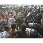 Soldados egipcios se enfrenta a un grupo de manifestantes frente a la Academia de la Policía en el Cairo.