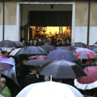 Gran número de personas acudieron a la puerta de la iglesia de Santa Nonia.