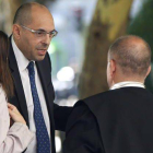 El juez Elpidio José Silva (2i) conversa con su abogado en las inmediaciones del Tribunal Superior de Justicia de Madrid, ayer.