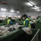 Trabajadores del CTR separan los residuos en la planta, en una imagen de archivo.