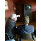 El concejal Manuel Rodríguez y el alcalde viendo la película