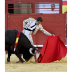 El diestro leonés Javier Castaño durante un lance.
