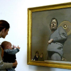 Una mujer observa la obra ‘Autorretrato con dos niños’, de Lucien Freud